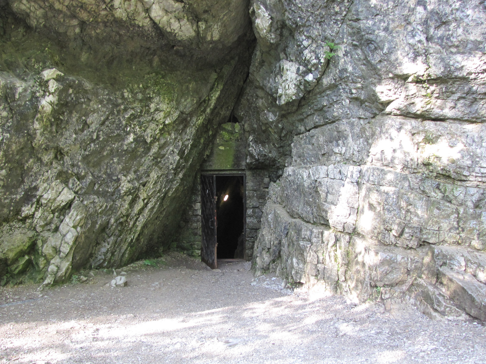 Tátra Nemzeti Park, Dolina Kościeliska, a Mroźna barlang kijárat
