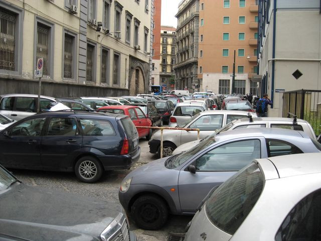 parkolás Napoli