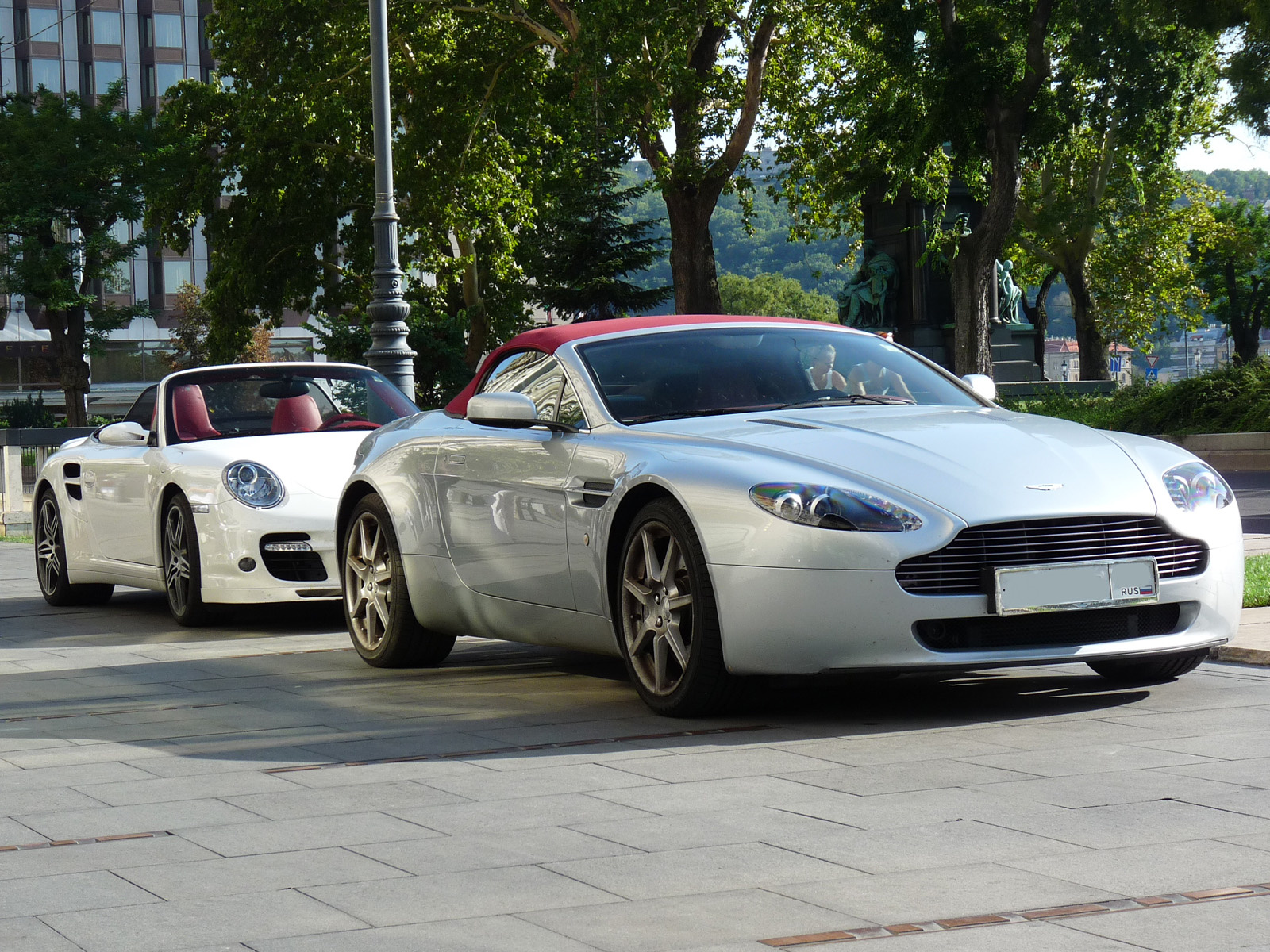 Aston Martin V8 Vantage Roadster - Porsche 911 Turbo Cabrio