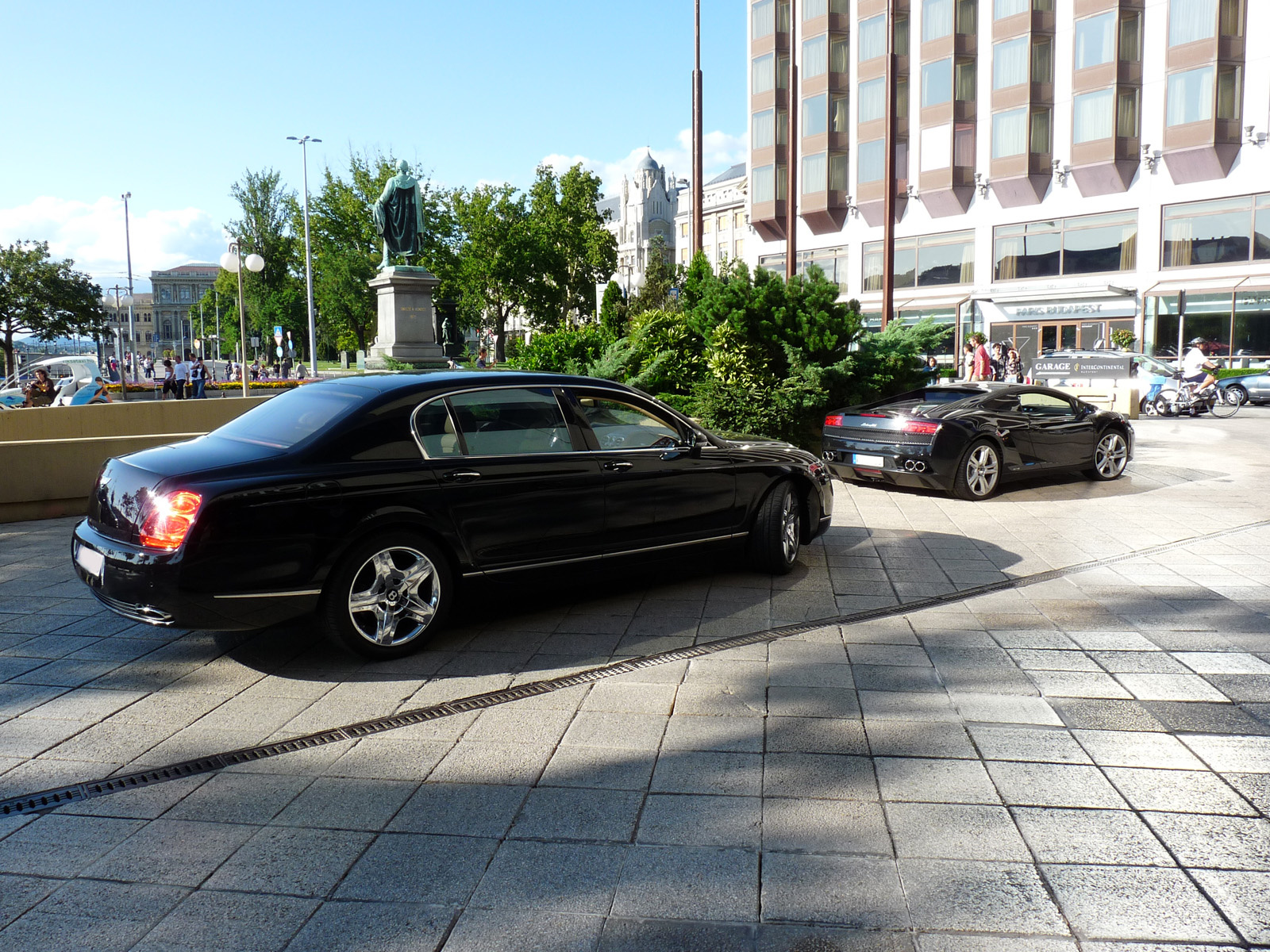 Bentley Continental Flying Spur - Lamborghini Gallardo LP560