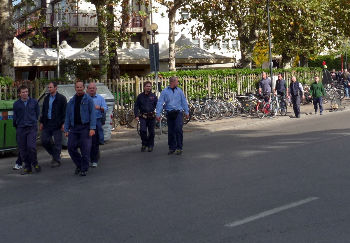 ők itt demonstrálnak ám, leépítések vannak