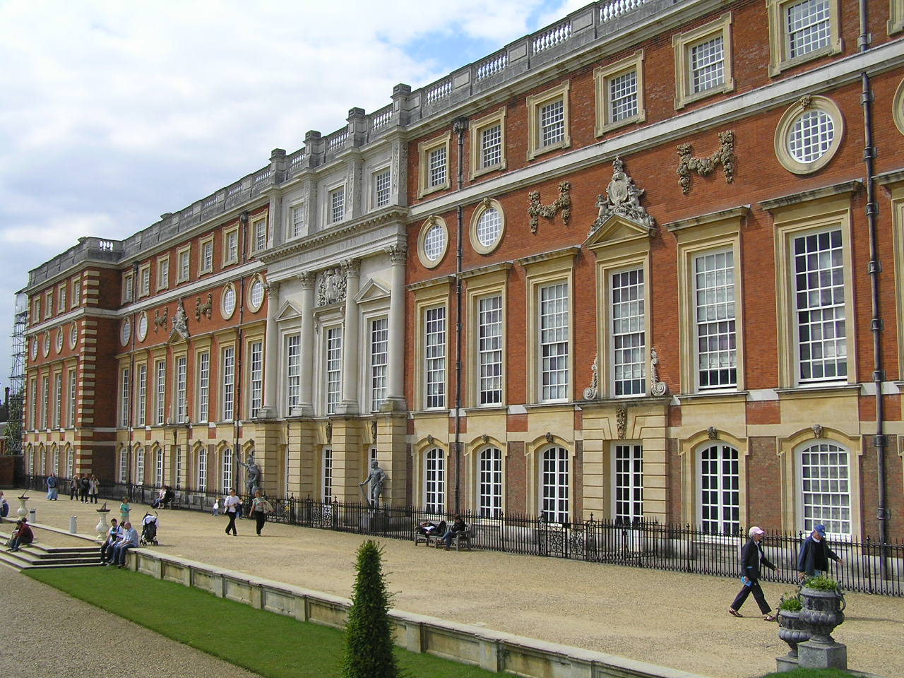 London 478 Hampton Court