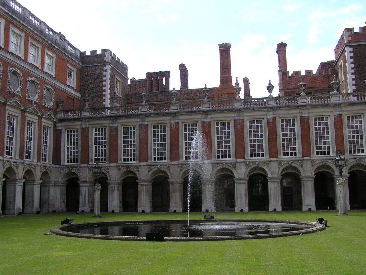 London 465 Hampton Court