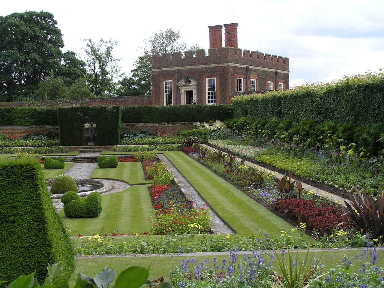 London 482 Hampton Court