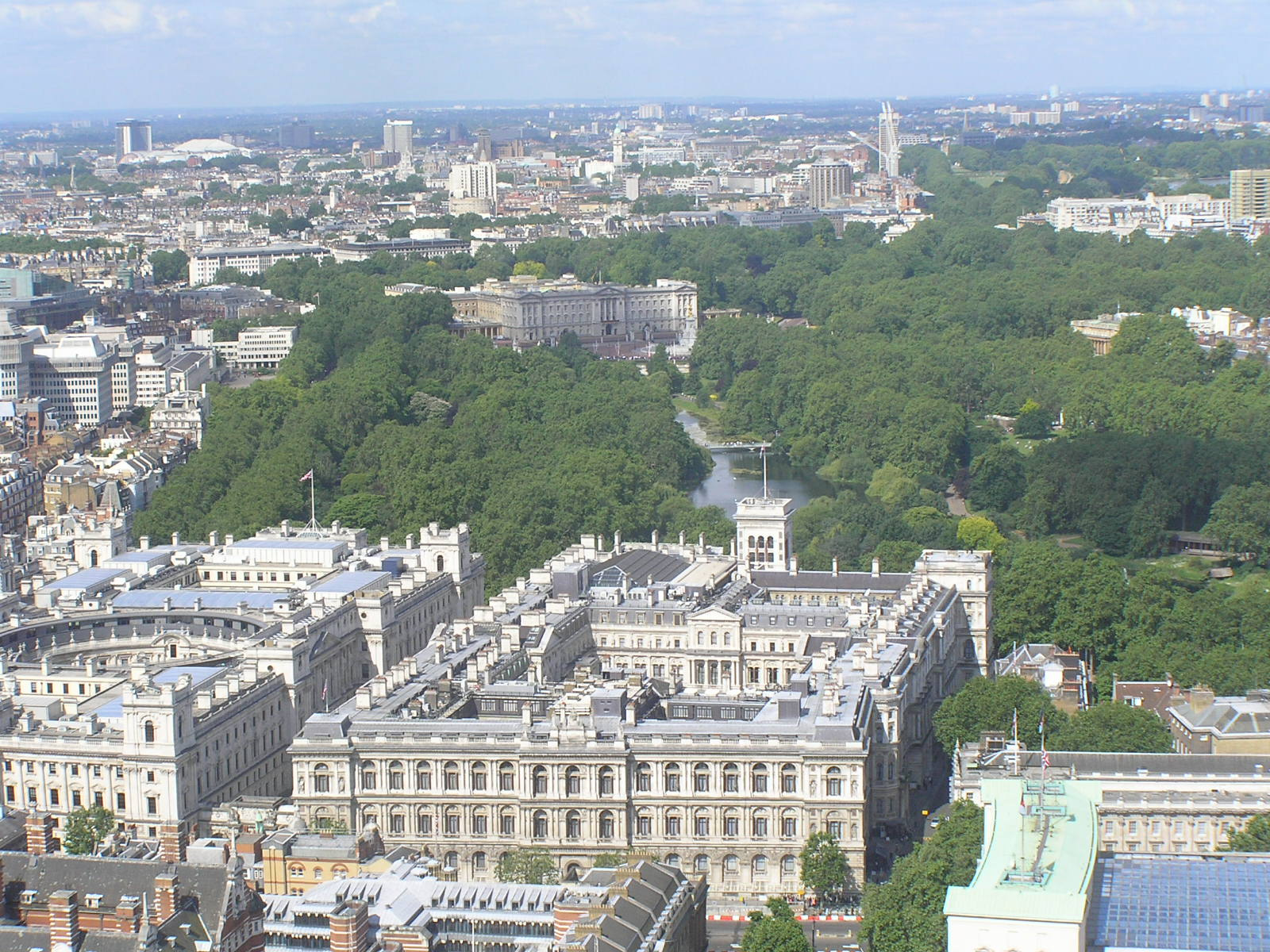 London 555 Buckingham palota középen a parkban