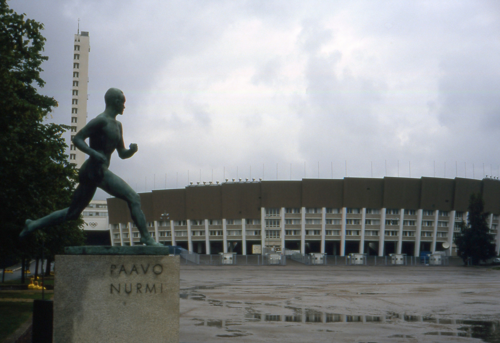 img051 Helsinki Nurmi szobra a stadion előtt