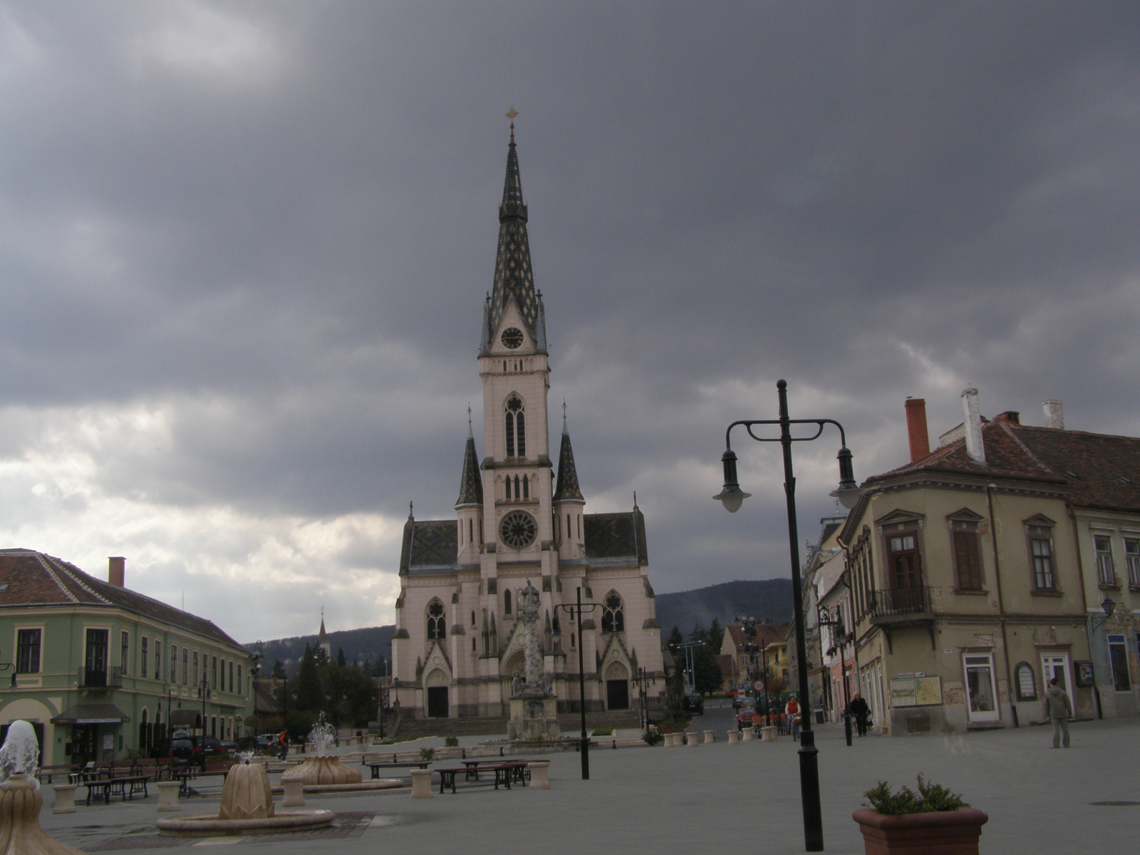 Esteledik a Fő téren