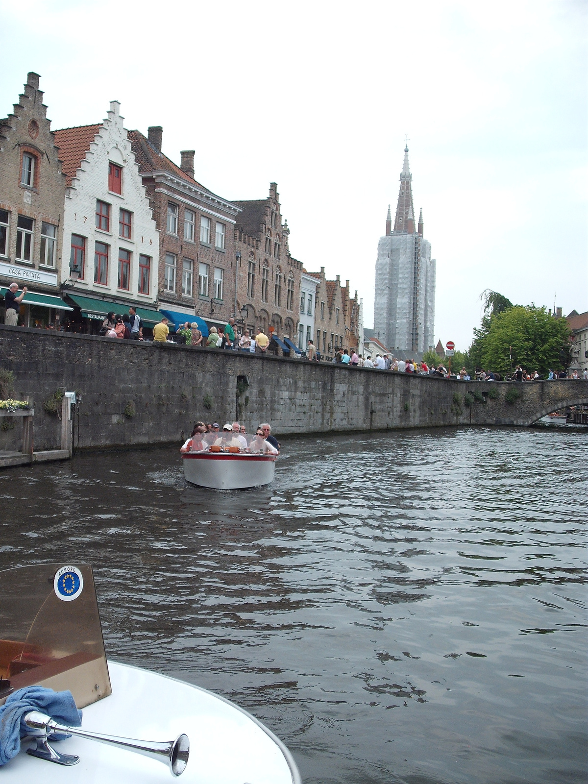 A csatorna háttérben a Brugge-i Notre-Dame