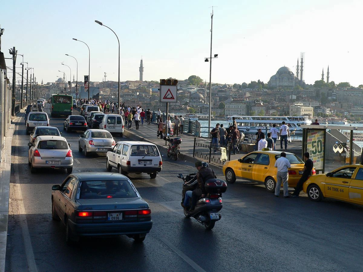 délutáni forgalom a Galata hídon