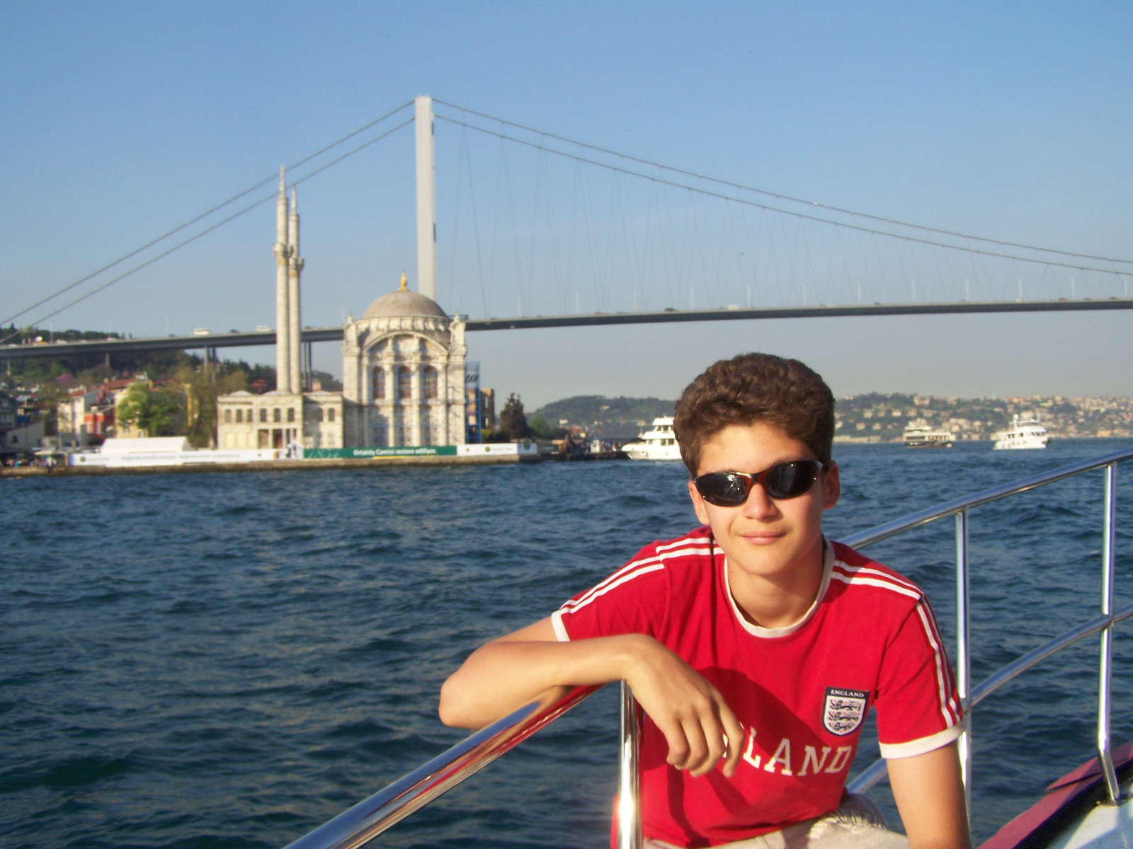 Isztambul, hajókiránduláson, háttérben a Boszporusz-híd