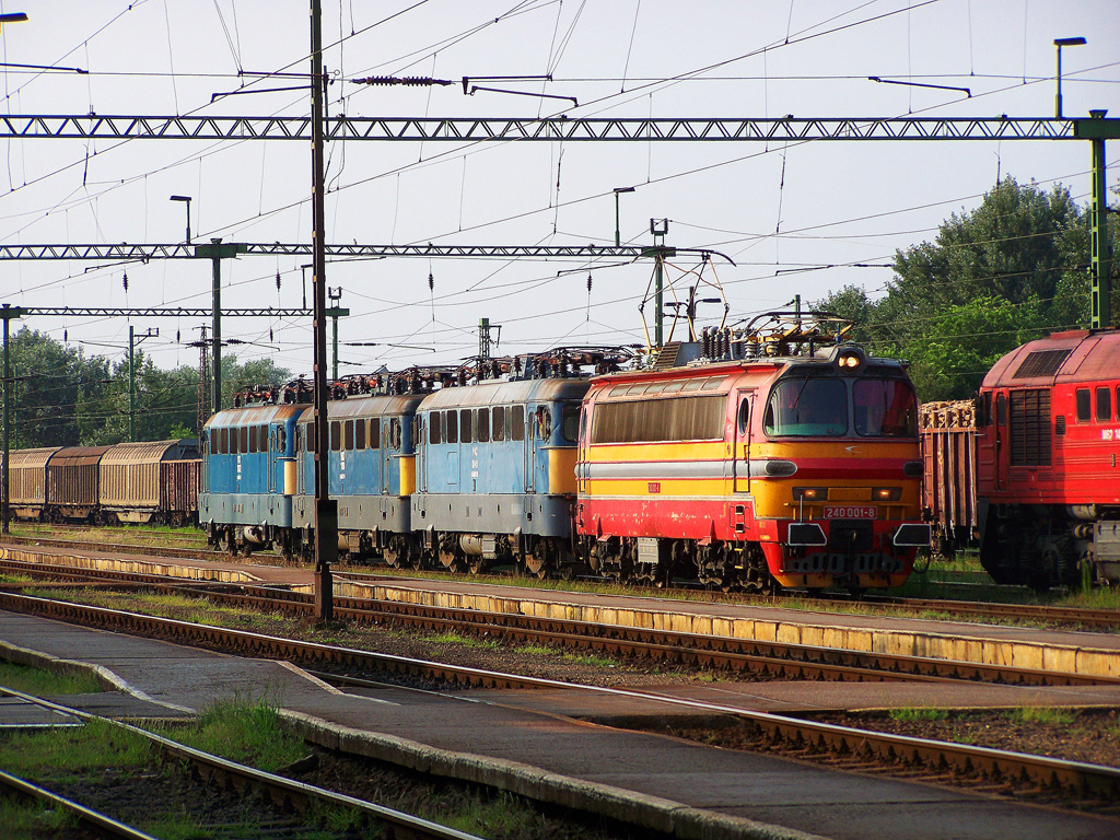 240 001 - 8 + V43 - 1049 + 1088 + 1062 Kiskunhalas (2010.07.19)0