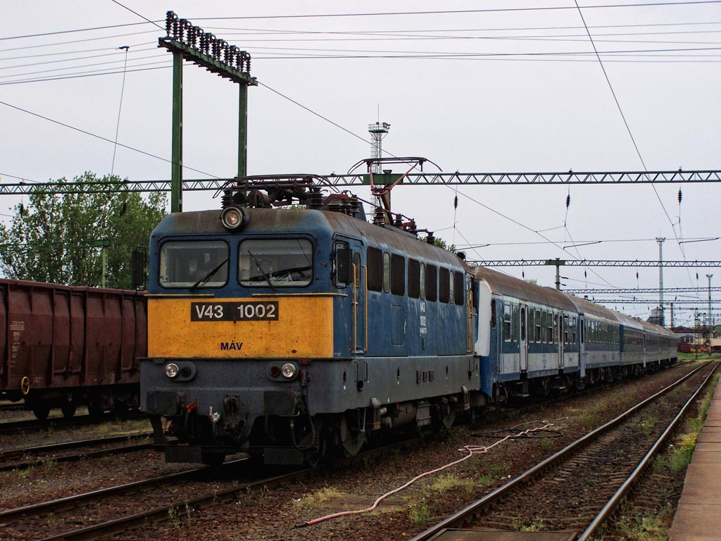 V43 - 1002 Dombóvár (2011.04.27).