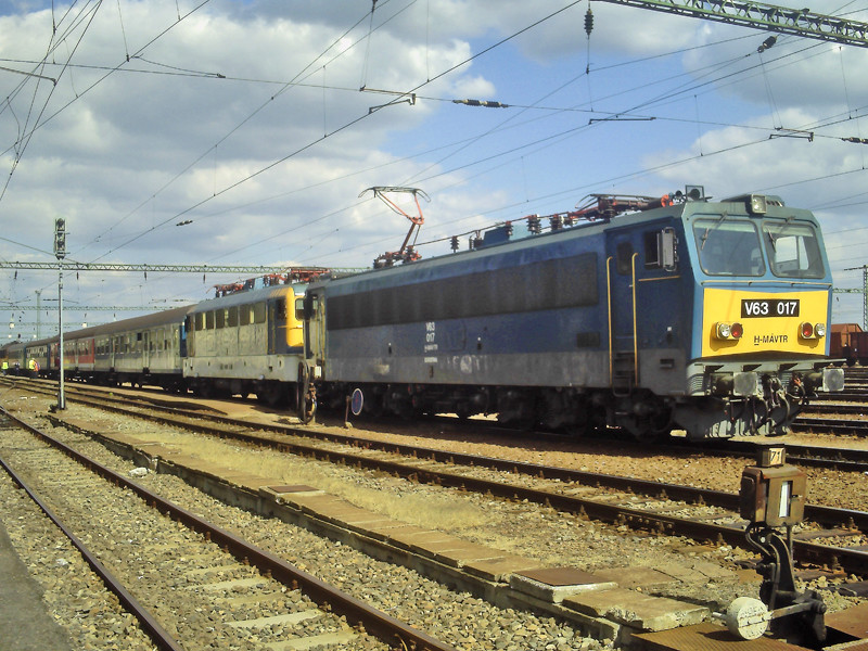 V63 - 017 + V43 - 3197 Dombóvár (2009.09.08).