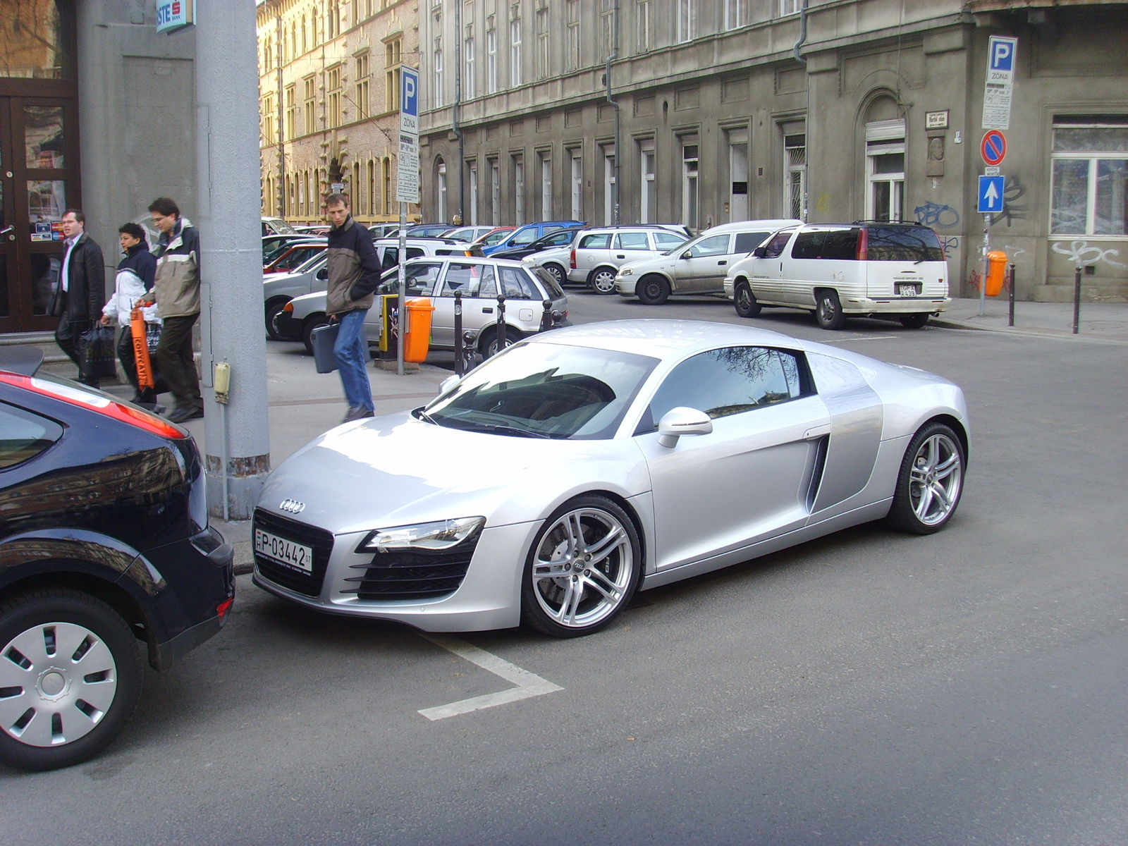 AUDI R8