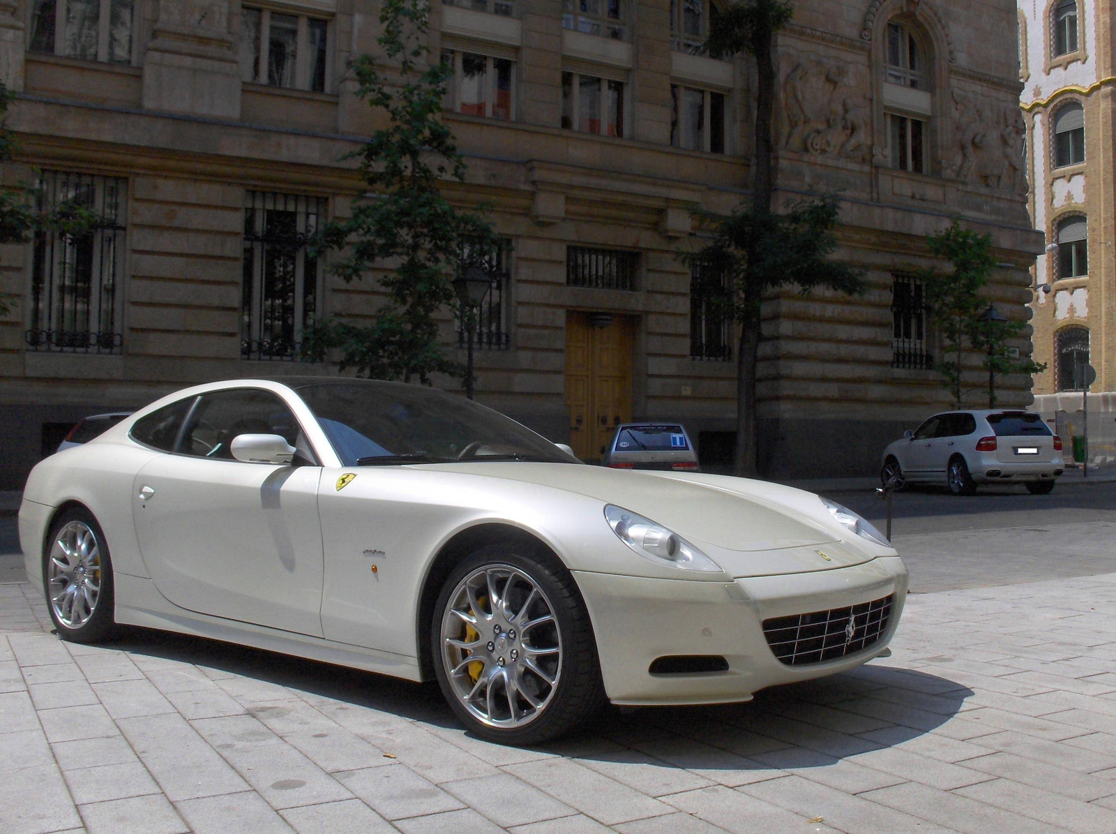 Ferrari 612 Scaglietti - Porsche Cayenne GTS