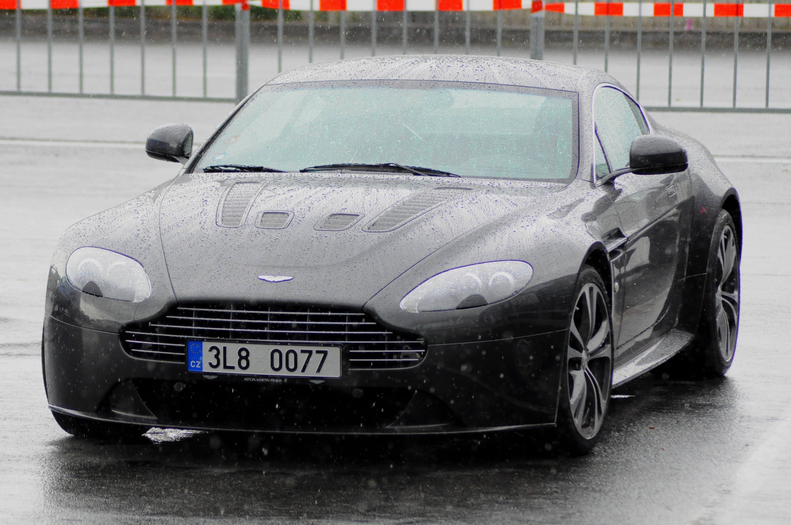 Aston Martin V12 Vantage