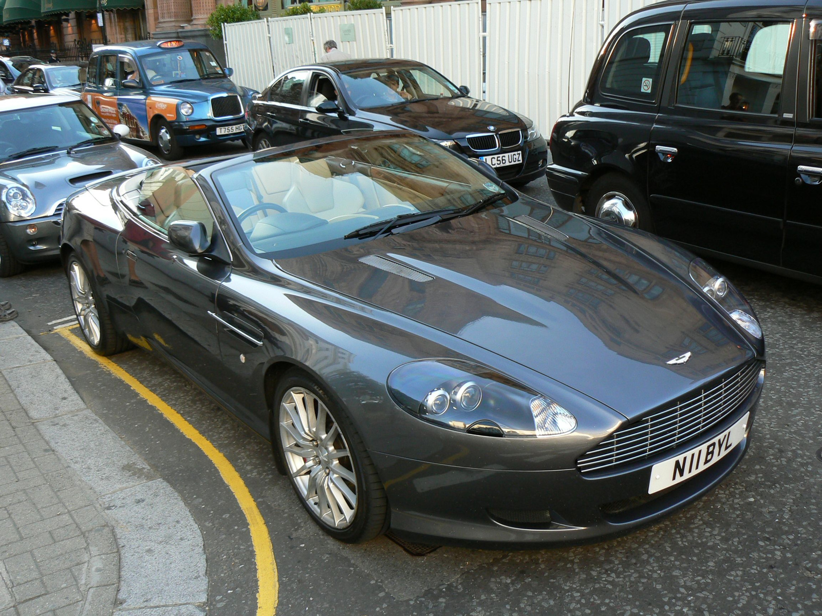 (1) Aston Martin DB9 Volante