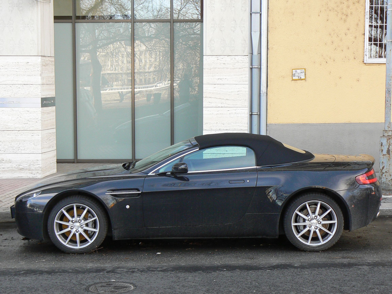 Aston Martin Vantage Roadster 007
