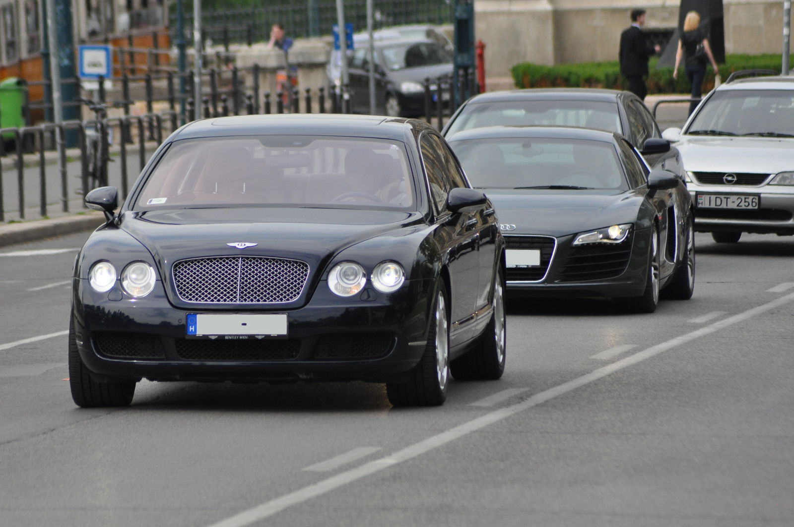 Dupla 157 Bentley Flying Spur & Audi R8