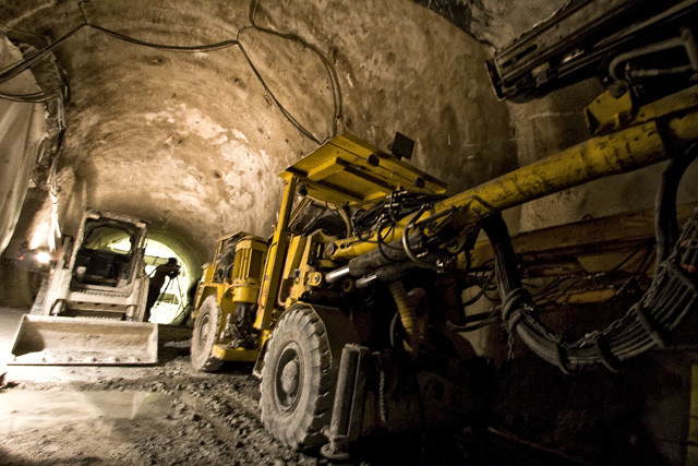 Összekötő alagút munkagépekkel
