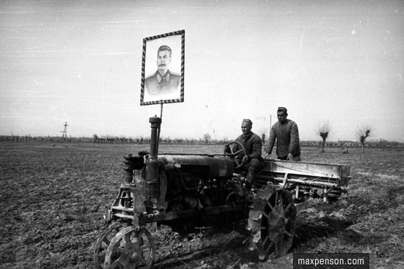 Szovjet traktor Sztálin képpel Üzbegisztánban 1950 körül