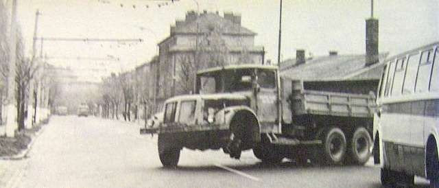 TATRA 111 bal első kerék nélkül